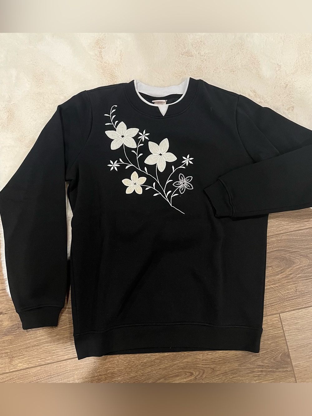 Vintage Floral Embroidered Sweatshirt Size S